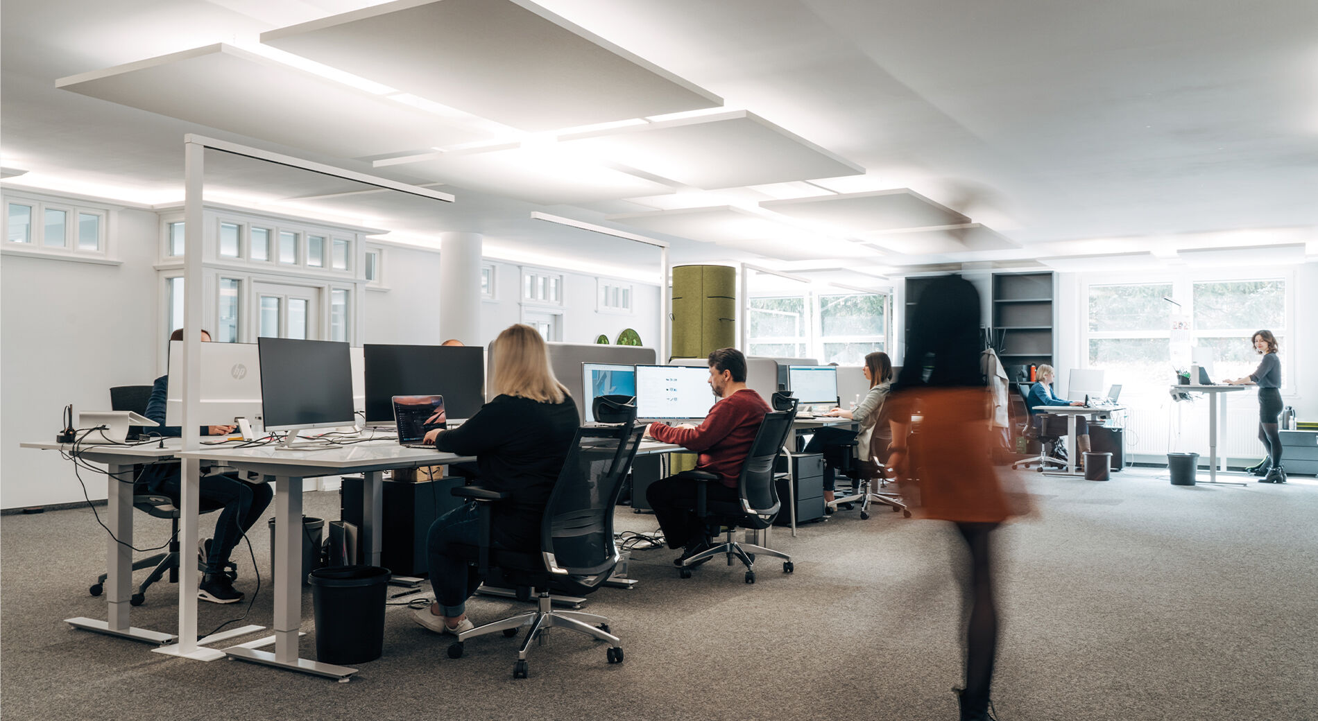 Ein Einblick in das neue Büro des PMT-Teams mit einigen Mitarbeitern und Computerarbeitsplätzen.